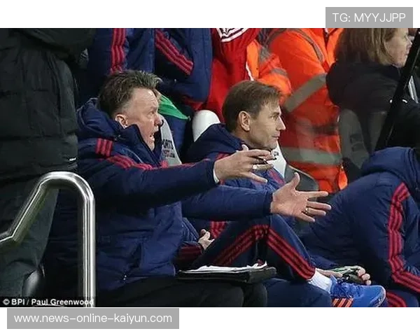 运动员空中翻滚落地摔伤！教练急得跺脚